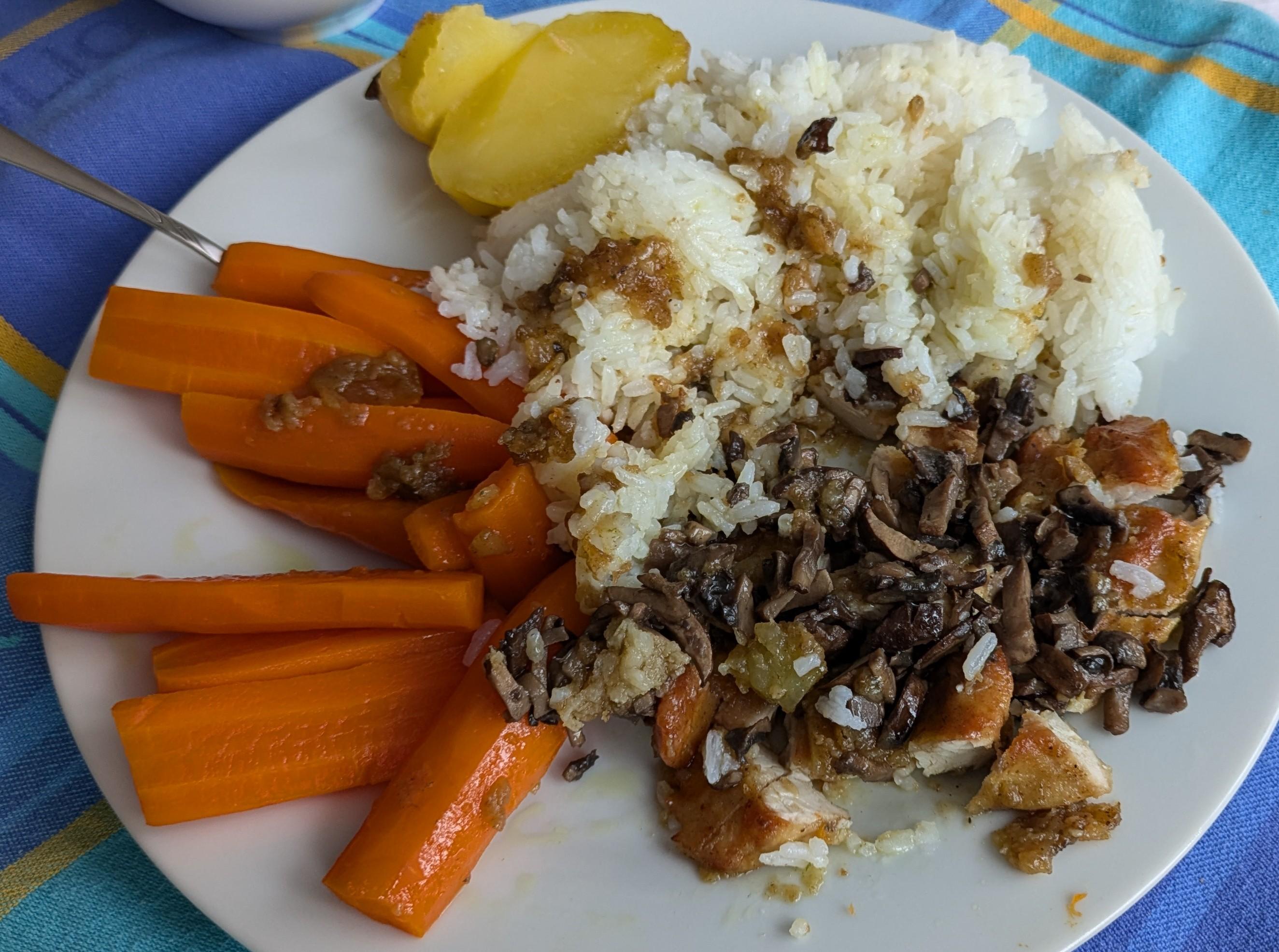 Sosfleisch/Nature Schnitzel with mushrooms, potatoes, rice and carrots