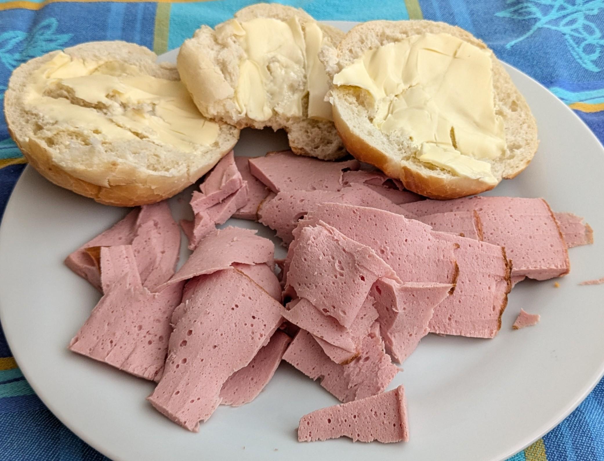 Buttersemmel with sliced liver cheese